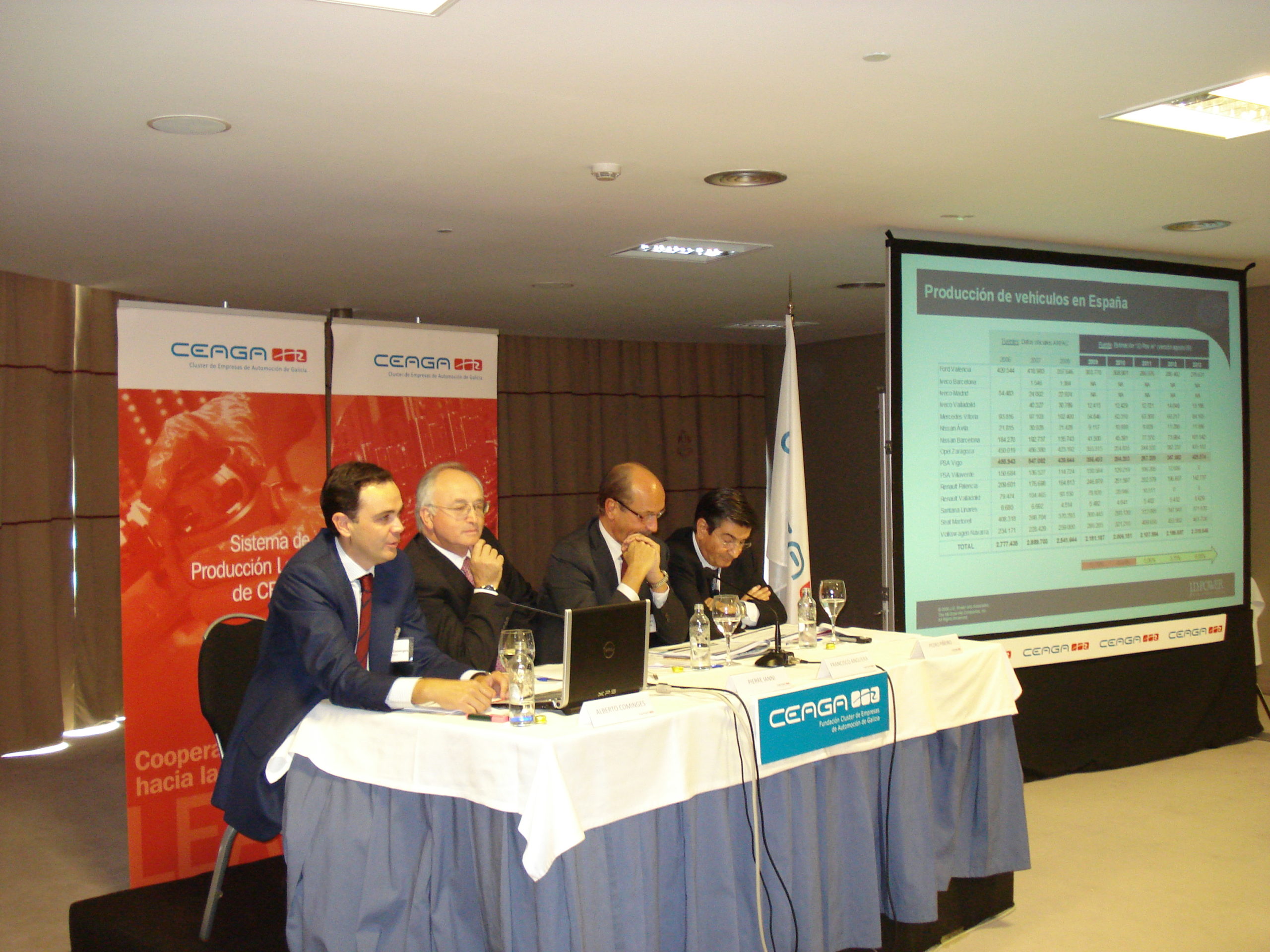 Imagen de los ponentes en la  Reunión General de Empresas miembro del Cluster.