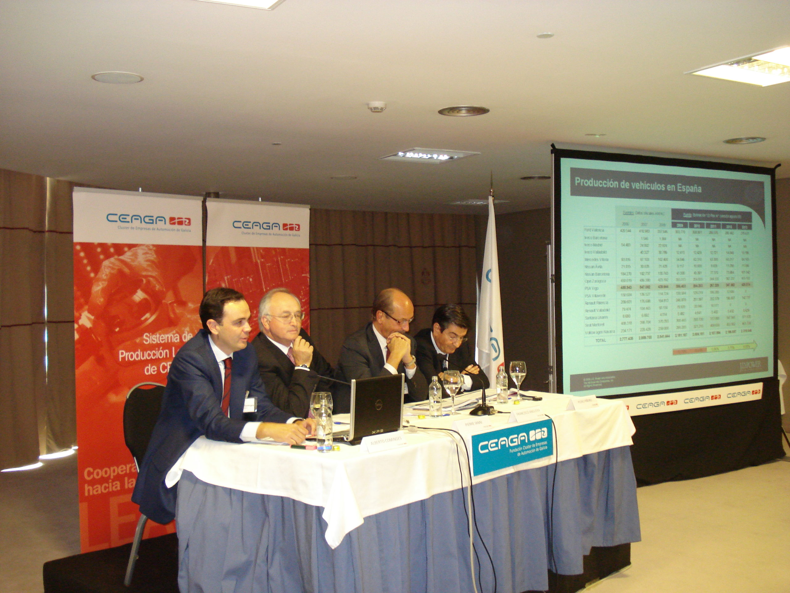 Imagen de los ponentes en la Reunión General de Empresas miembro del Cluster.