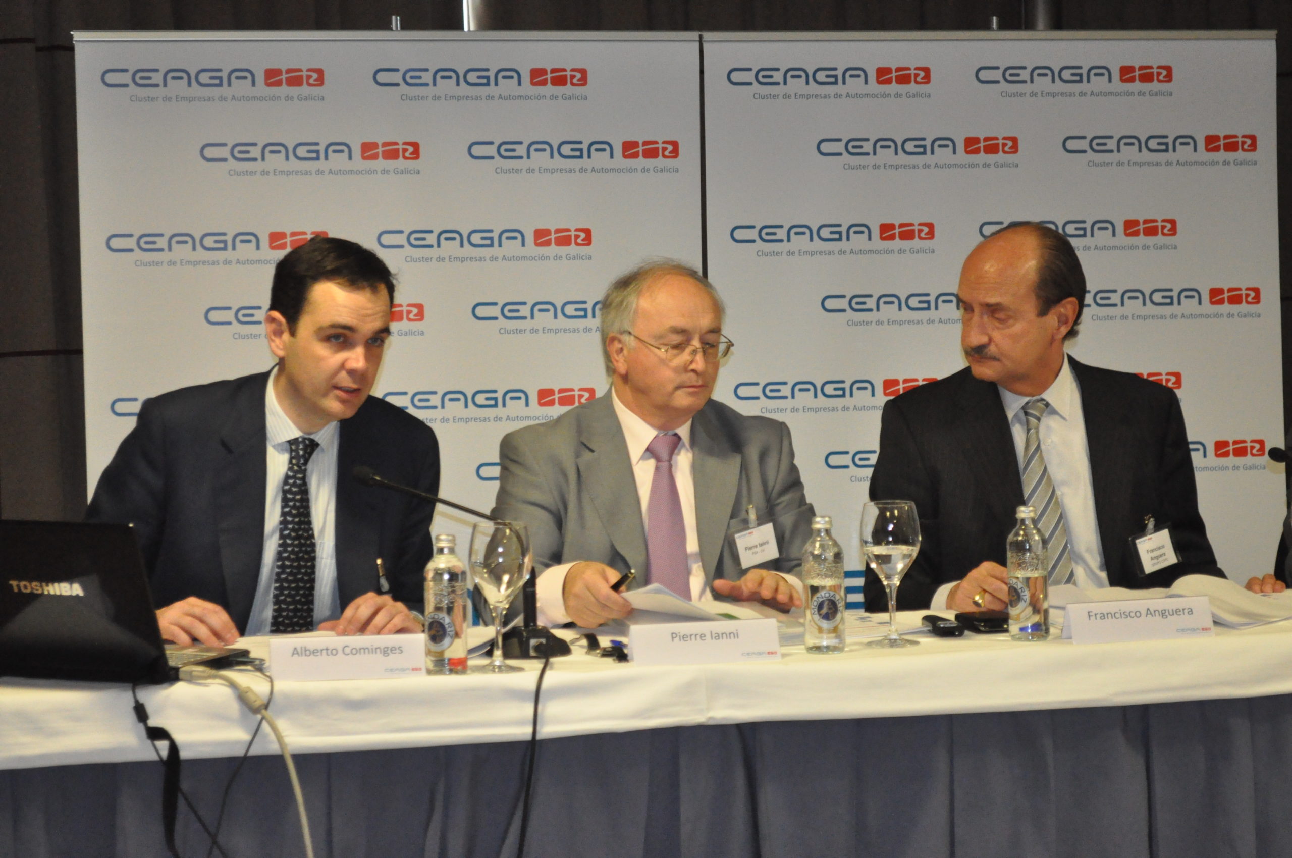 Alberto Cominges, Gerente de CEAGA; Pierre Ianni, Director de PSA Peugeot Citroën Vigo y Francisco Anguera, Presidente del Cluster.