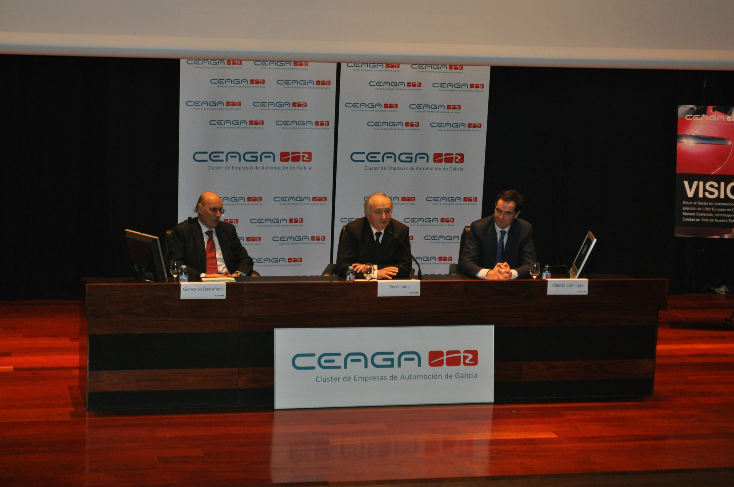 Pierre Ianni, Director de PSA Vigo, durante su intervención, junto con Alberto Cominges, Gerente de CEAGA y Giancarlo Destefanis, Sensei Lean del Cluster.