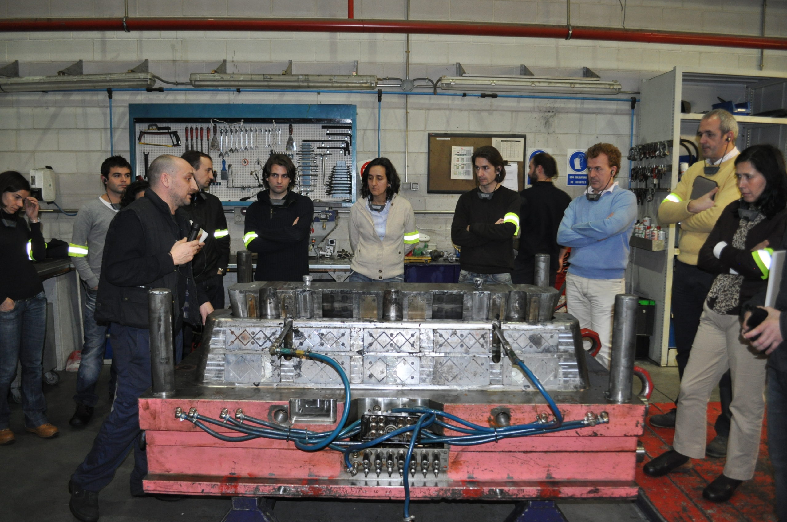 Alumnos de la UCC durante su visita a empresas de CEAGA en Ourense.