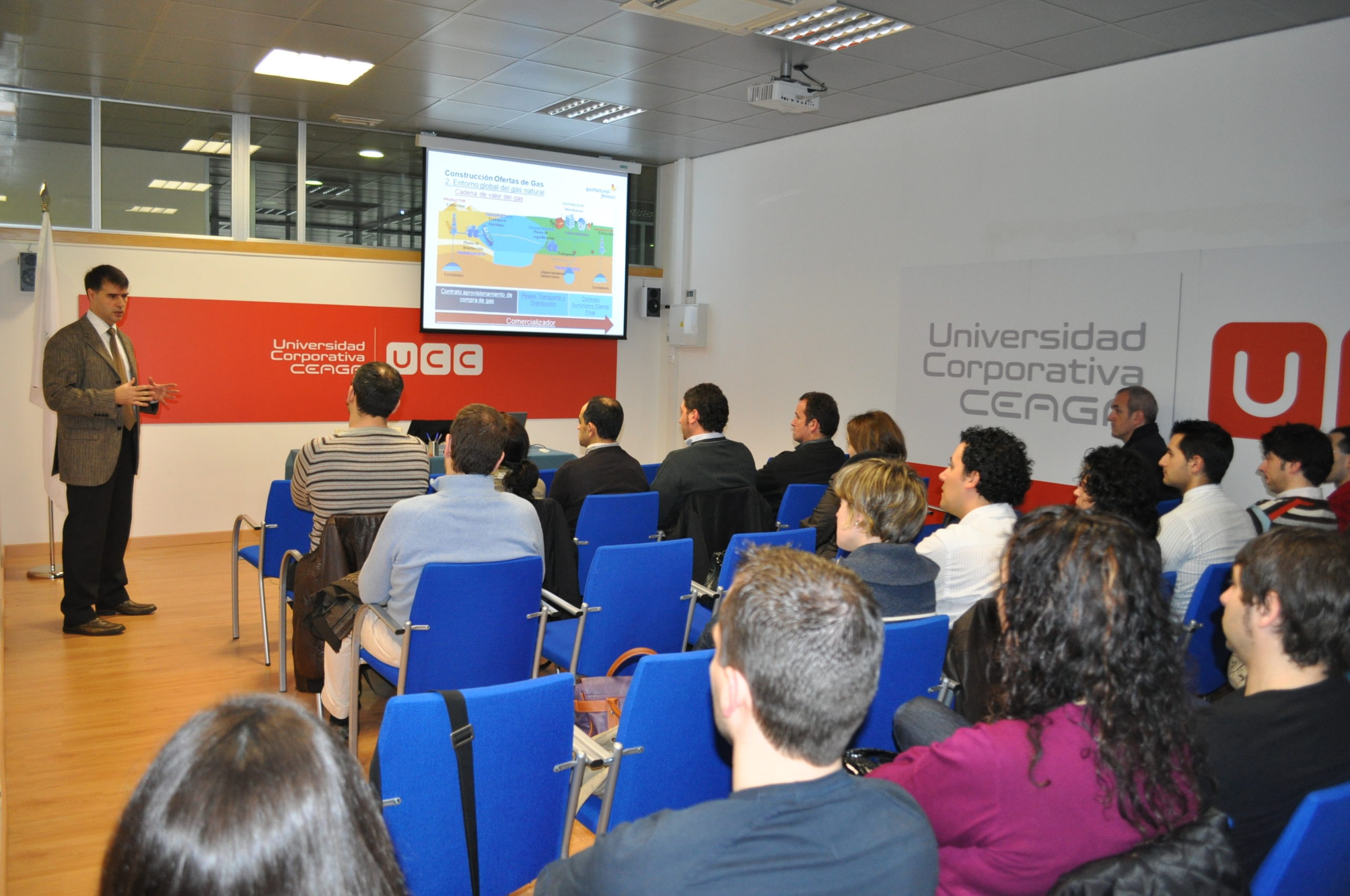 Francisco López Martín durante su charla a los alumnos de la UCC.