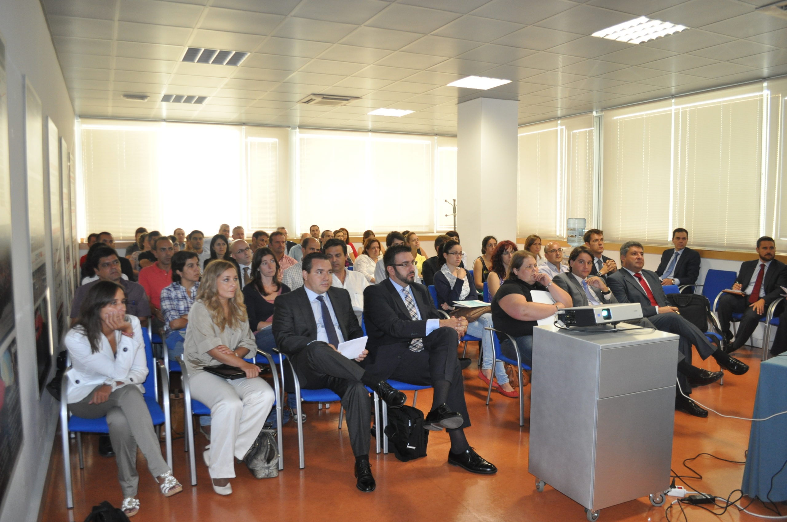 Asistentes a la jornada de “Buenas prácticas logísticas, normas y tecnologías asociadas en el sector de automoción”.