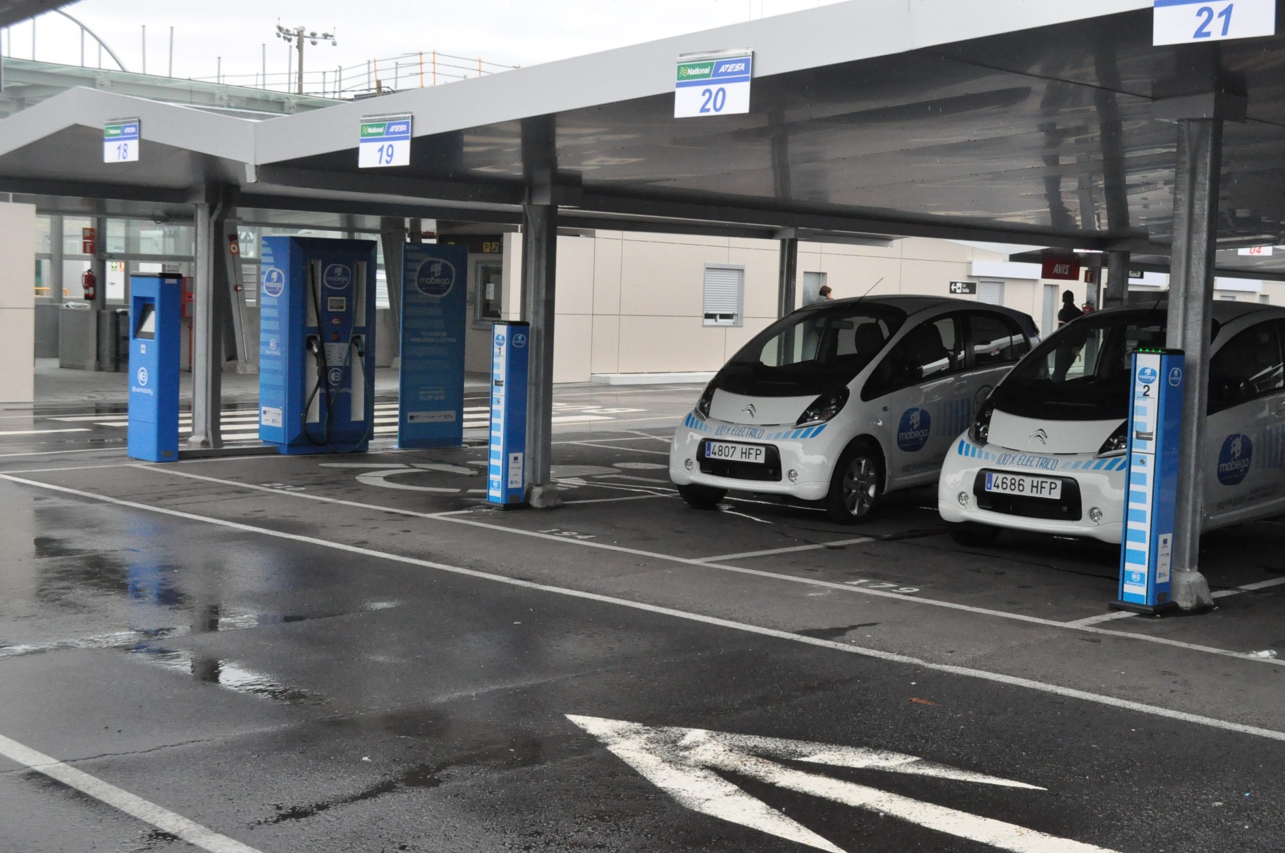Imagen de los vehículos eléctricos que se pueden alquilar en el aeropuerto de Vigo.
