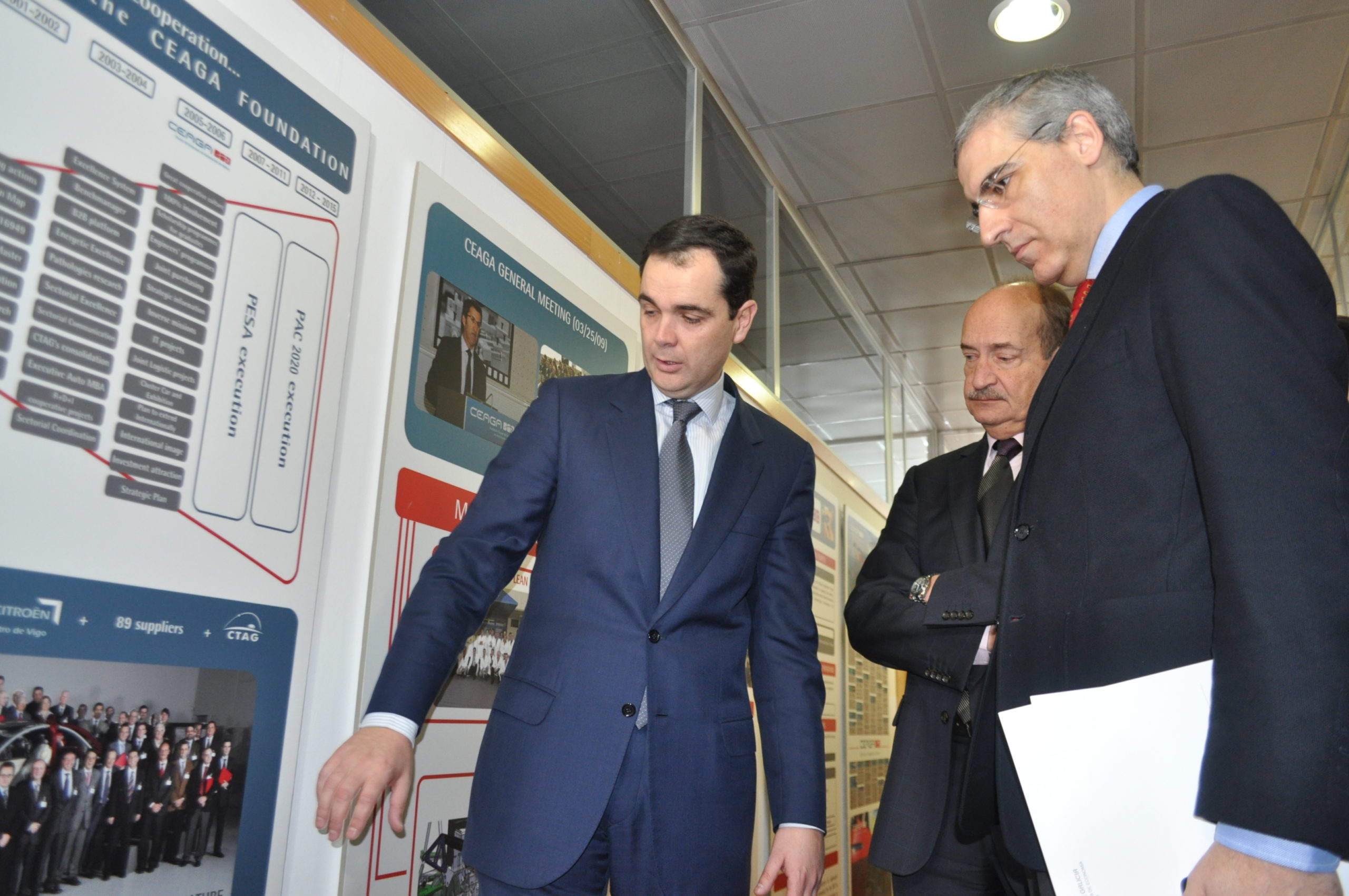 Imagen del Conselleiro de Economía e Industria durante su visita a las instalaciones de CEAGA.