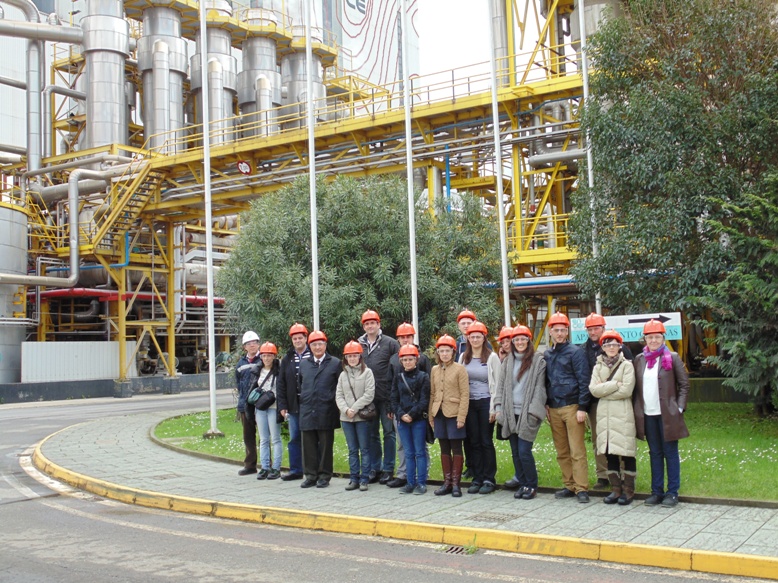 Los alumnos de la Universidad Corporativa durante la visita a Ence.