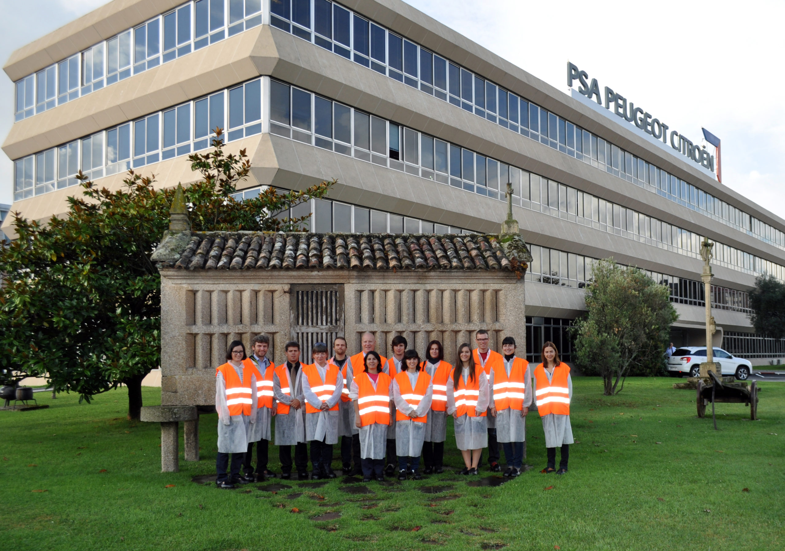 Los participantes del proyecto durante la visita a la planta de Vigo de PSA Peugeot Citroën.