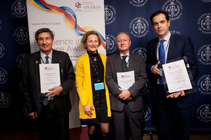 El Director de la Universidad Corporativa CEAGA, Pedro Piñeiro, el Presidente del Cluster, José Luciano Martínez Covelo y el Gerente, Alberto Cominges, posan con el premio EFMD 2013.