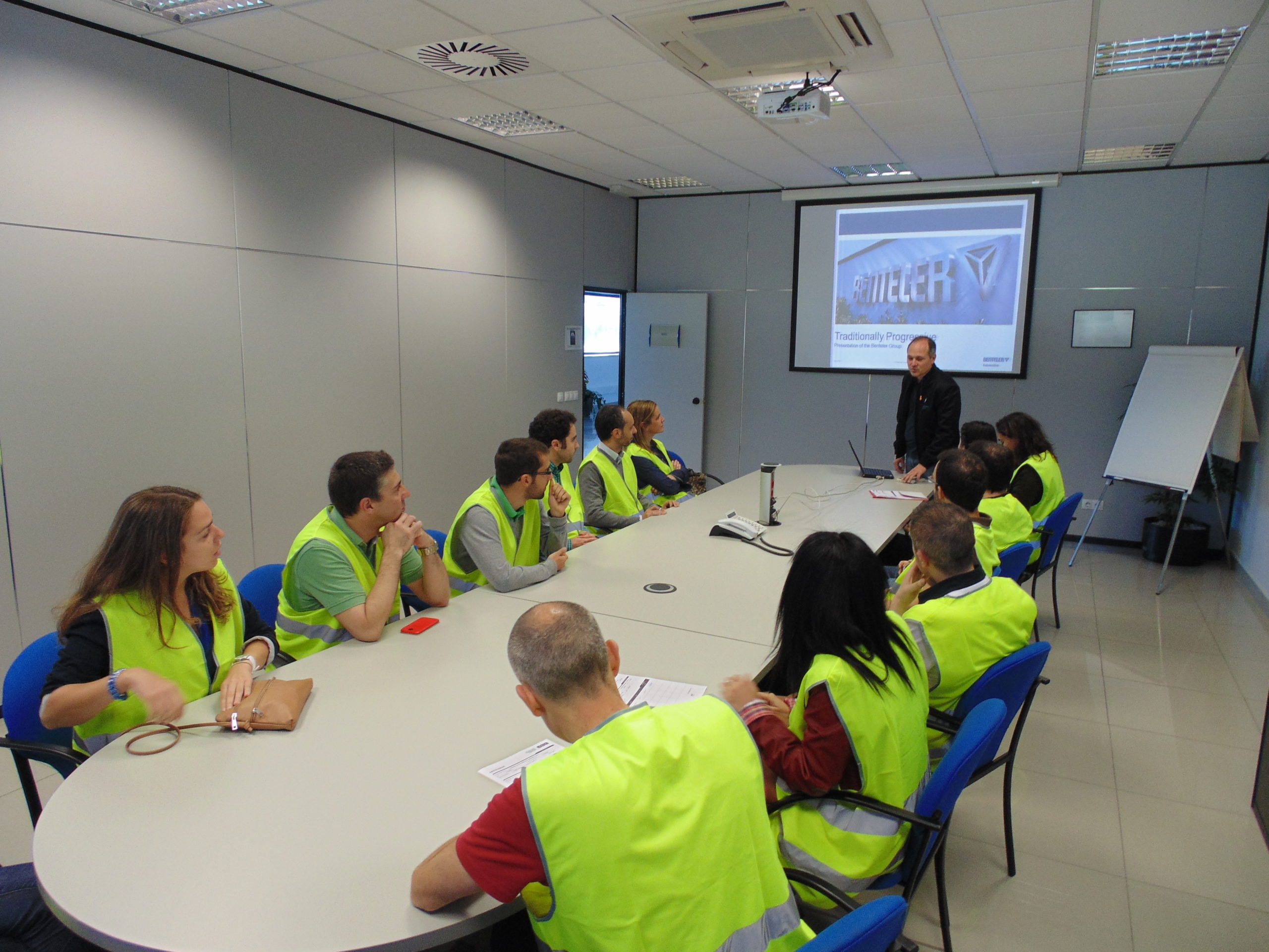 Los alumnos durante la visita a las instalaciones de Benteler.