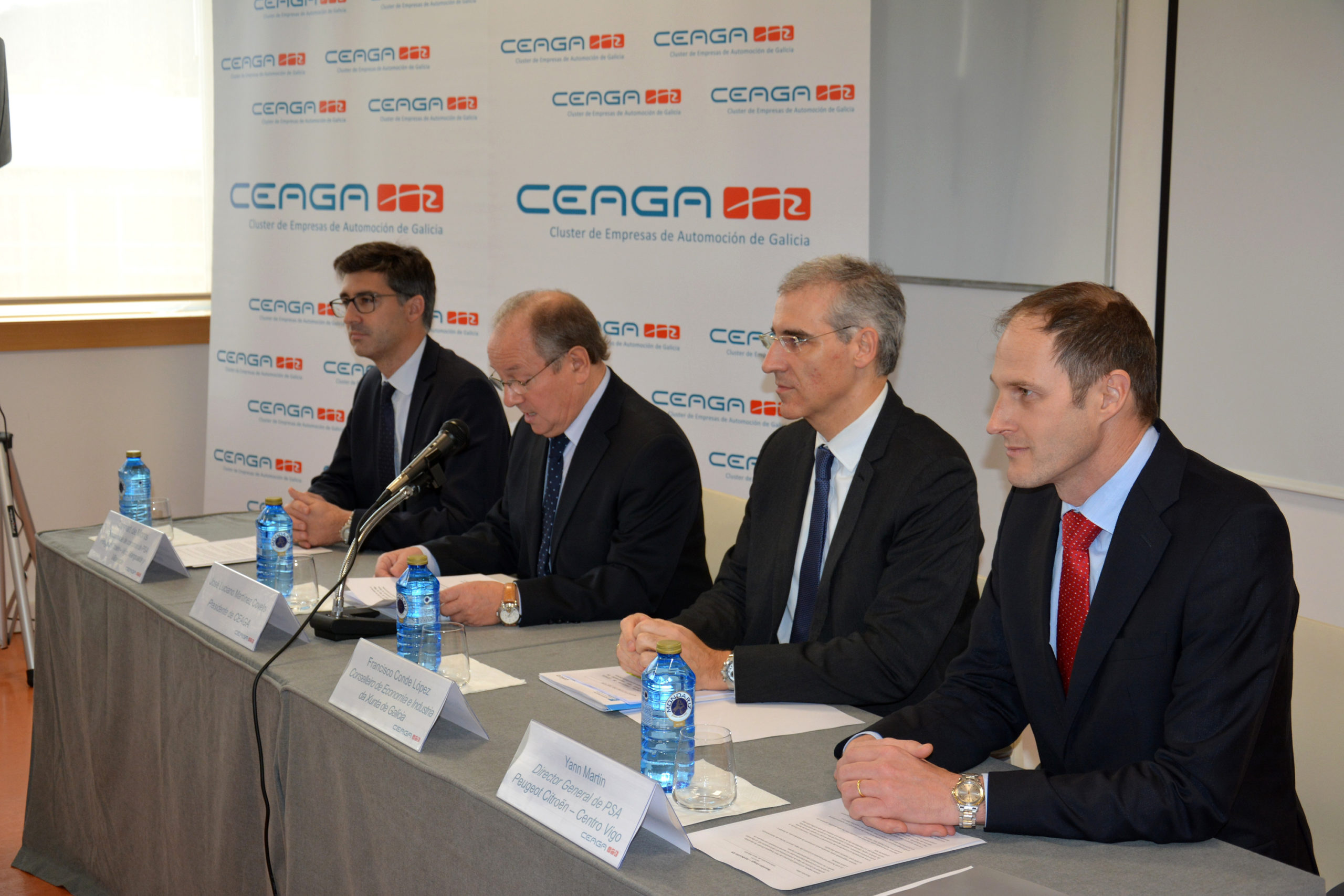 Gaspard de Monts, Responsable de Compras de PSA Peugeot Citroën de las plantas de Vigo, Mangualde y Villaverde; José Luciano M. Covelo, Presidente de CEAGA; Francisco Conde, Conselleiro de Economía e Industria; Yann Martín, Director de PSA CV.