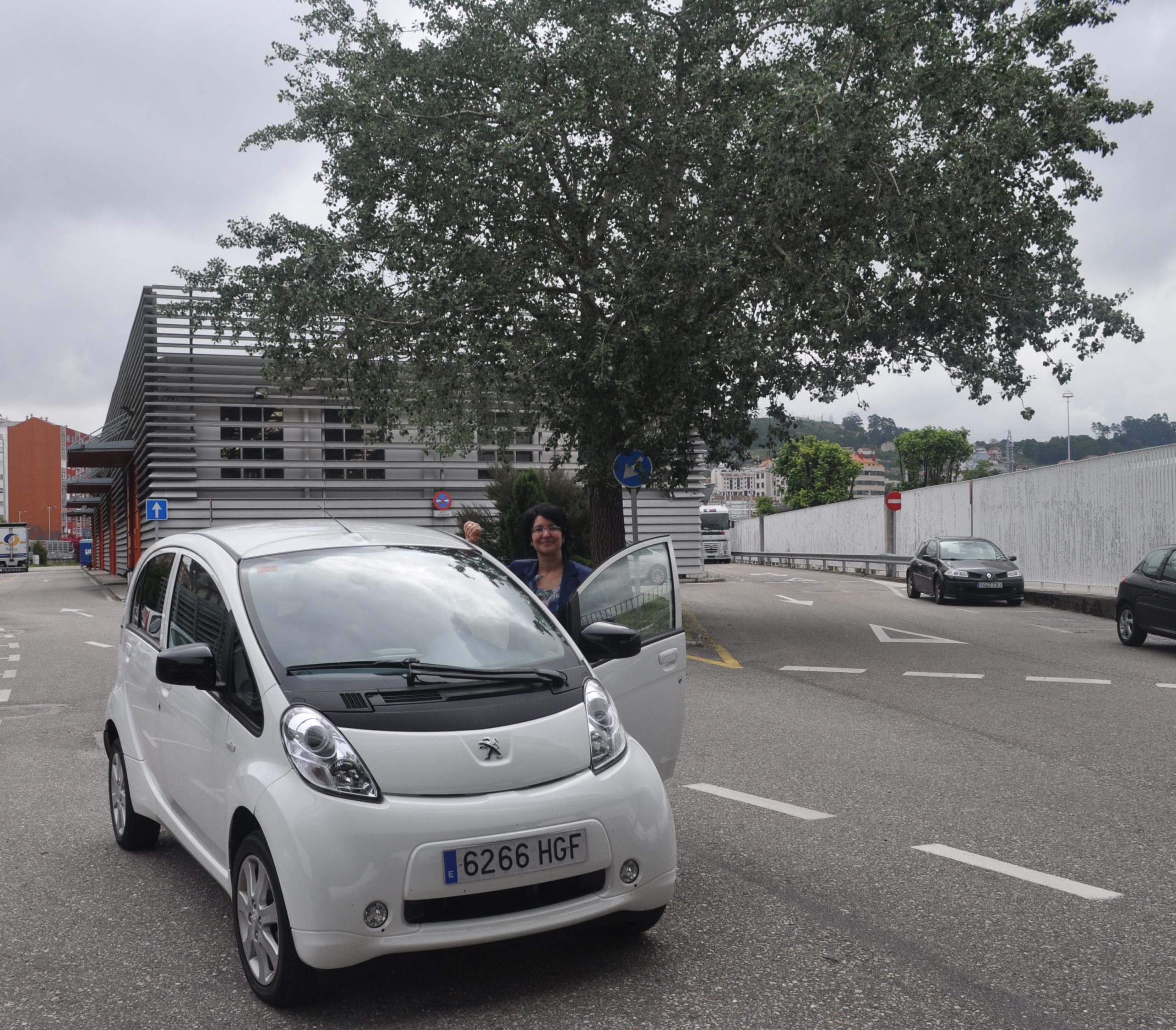 Ana Varela, de la empresa Borgwarner, probando un vehículo eléctrico.