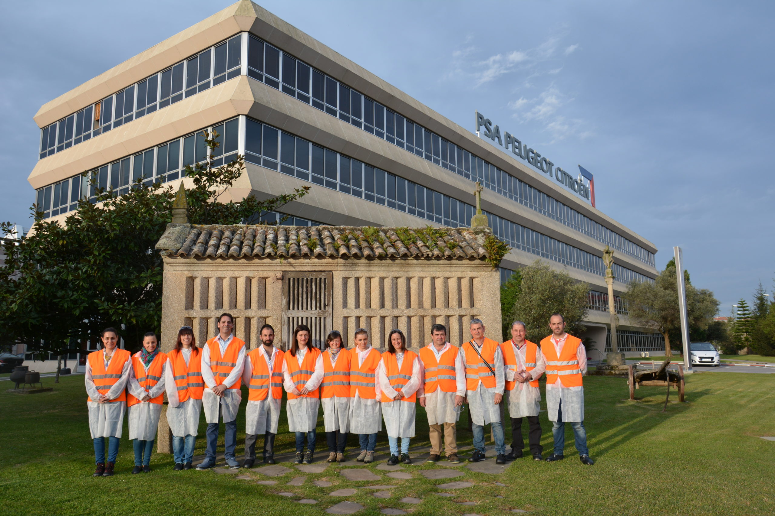 Foto del grupo durante la visita a la planta de Vigo de PSA Peugeot Citroën.