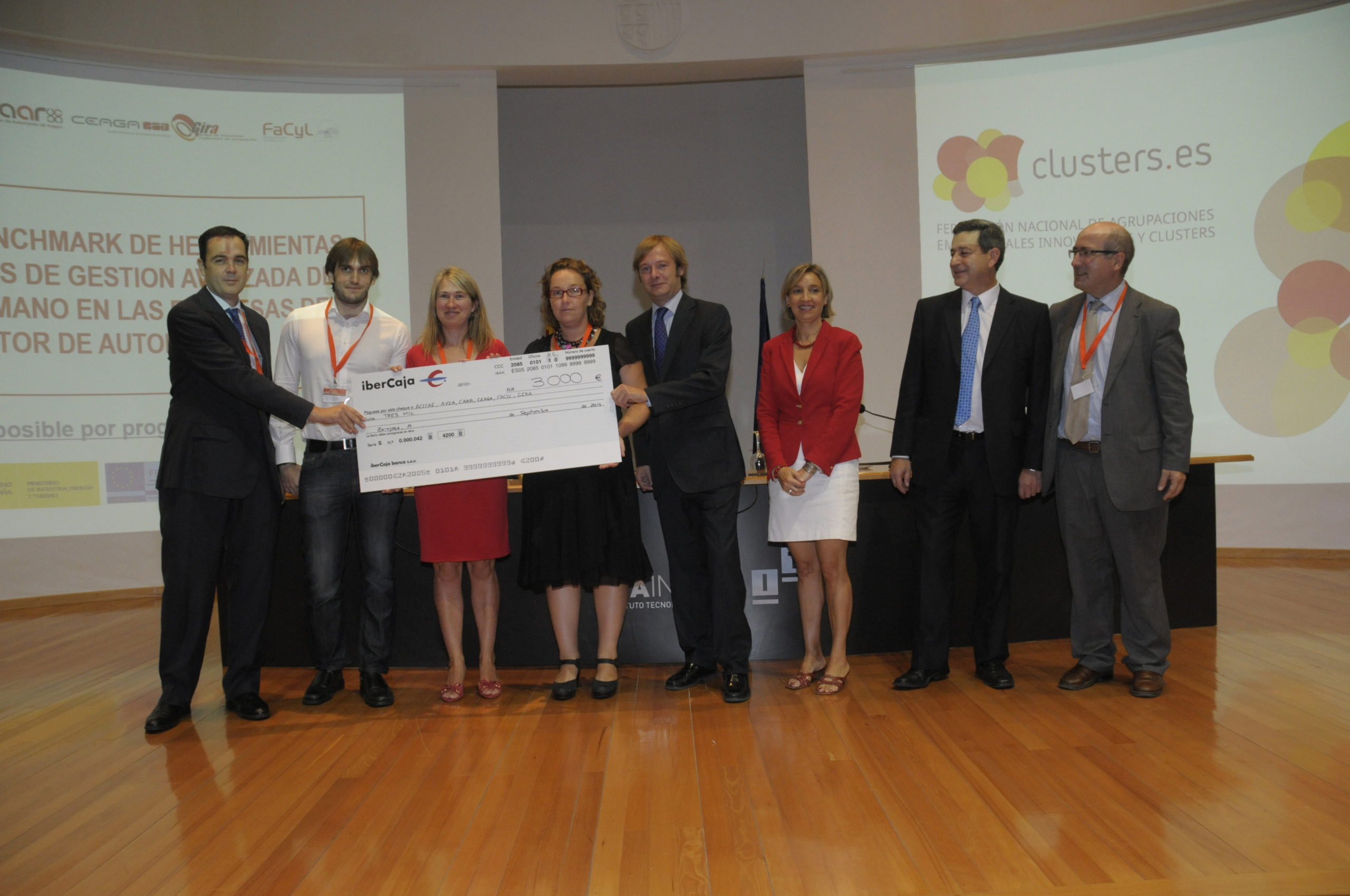 Representantes de los clusters españoles recogiendo el premio Ibercaja 2014 de colaboración.